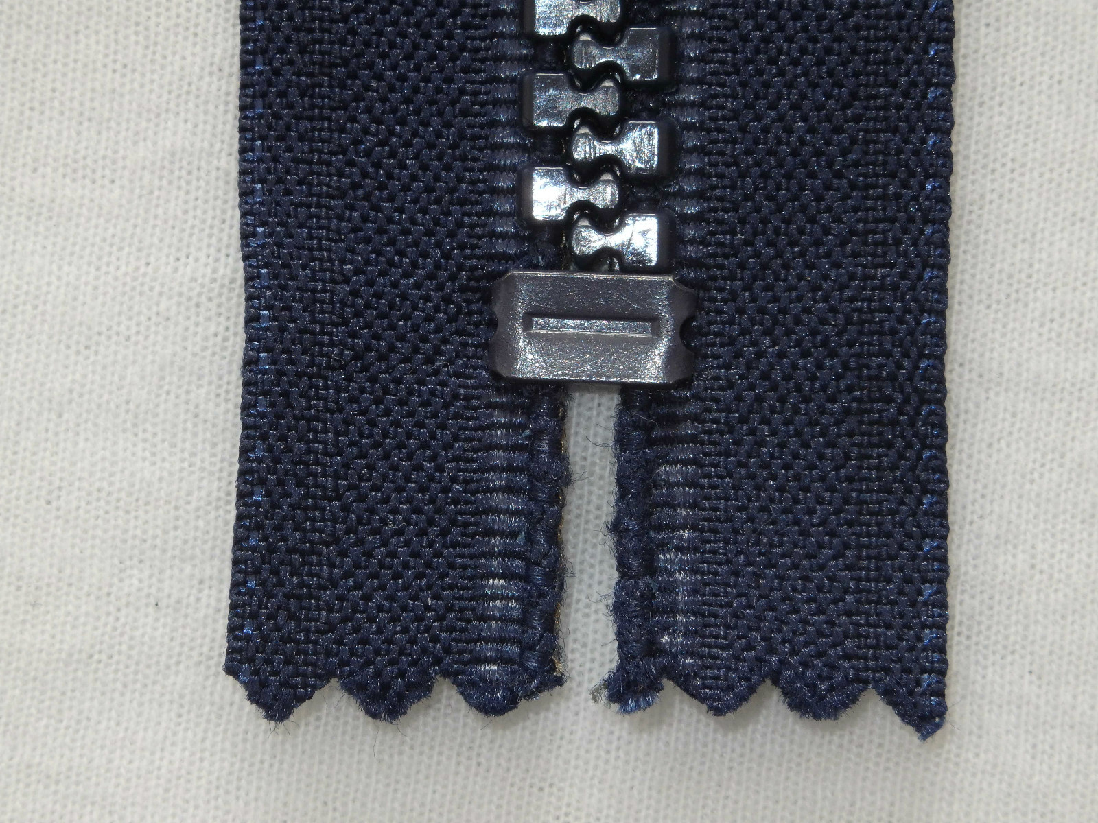 YKK Vislon 10V Reißverschluss nicht Teilbar Marineblau mit Kunststoffschieber 74 cm