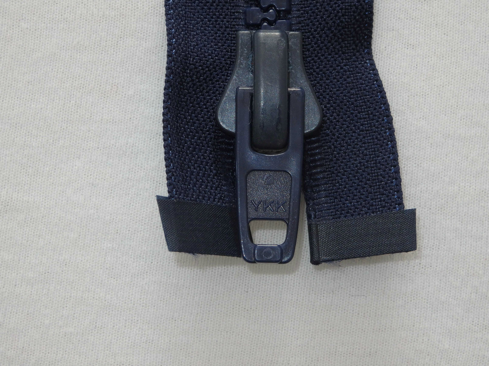 YKK Vislon 10V Reißverschluss Teilbar Marineblau mit Kunststoffschieber 85 cm