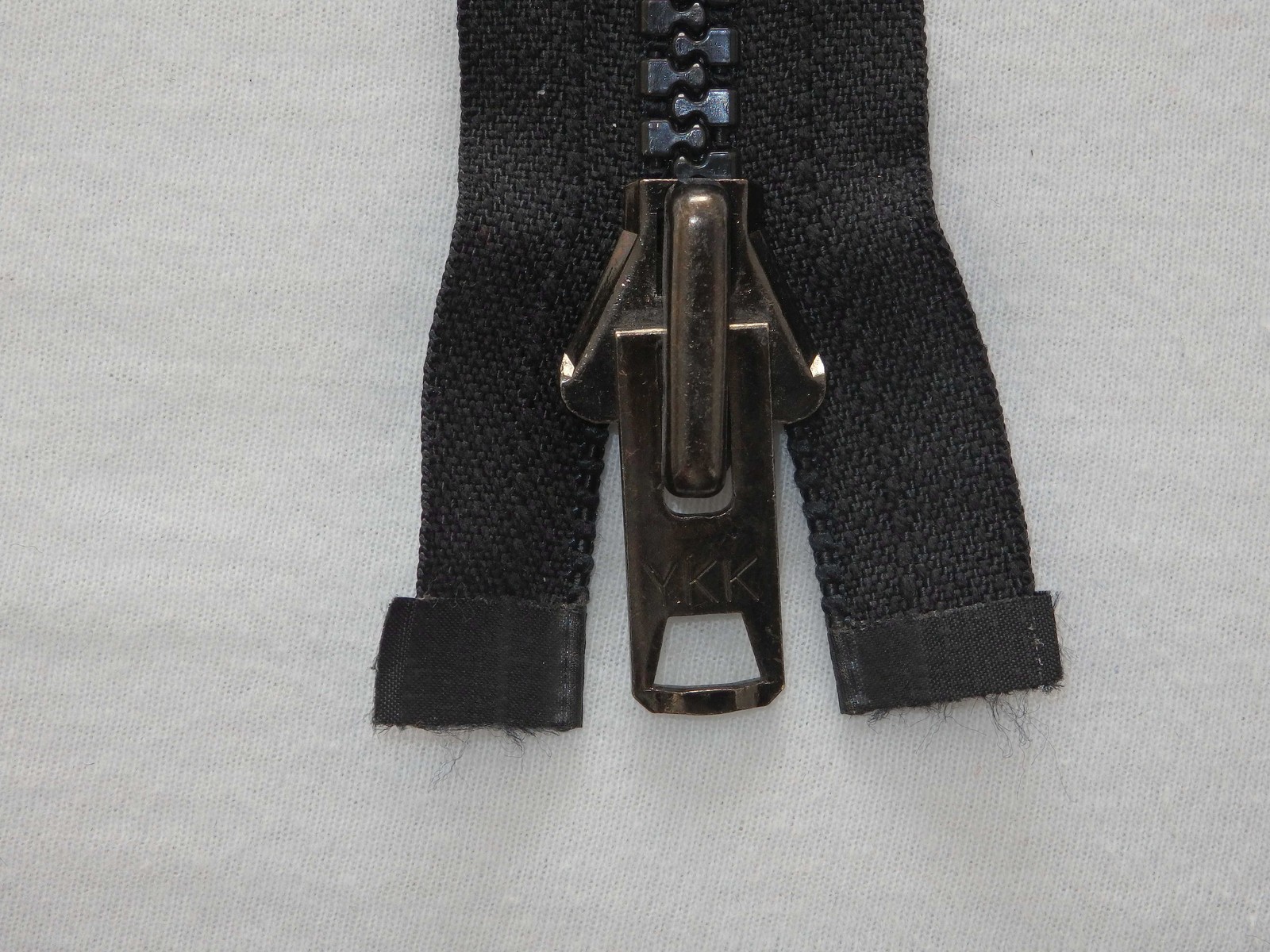 YKK Vislon 10V Reißverschluss Teilbar Schwarz mit Metalschieber 66 cm