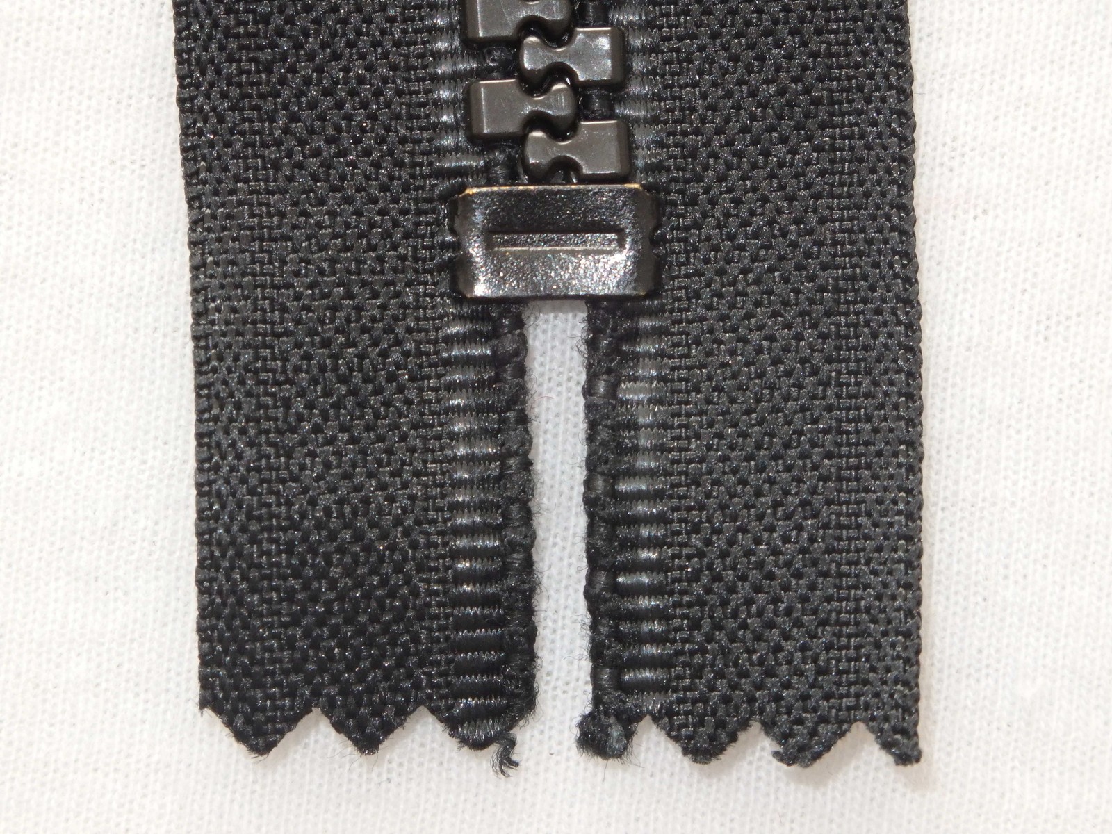 YKK Vislon 10V Reißverschluss nicht Teilbar Schwarz mit Kunststoffschieber 58 cm