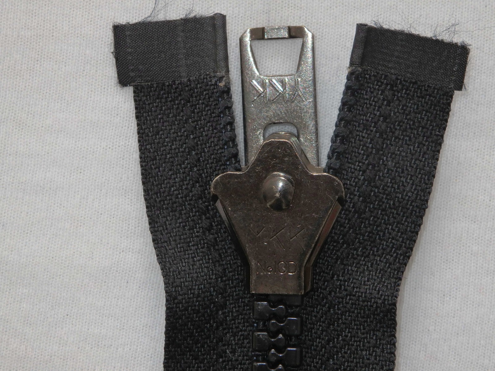YKK Vislon 10V Reißverschluss Teilbar Schwarz mit Metalschieber 69 cm