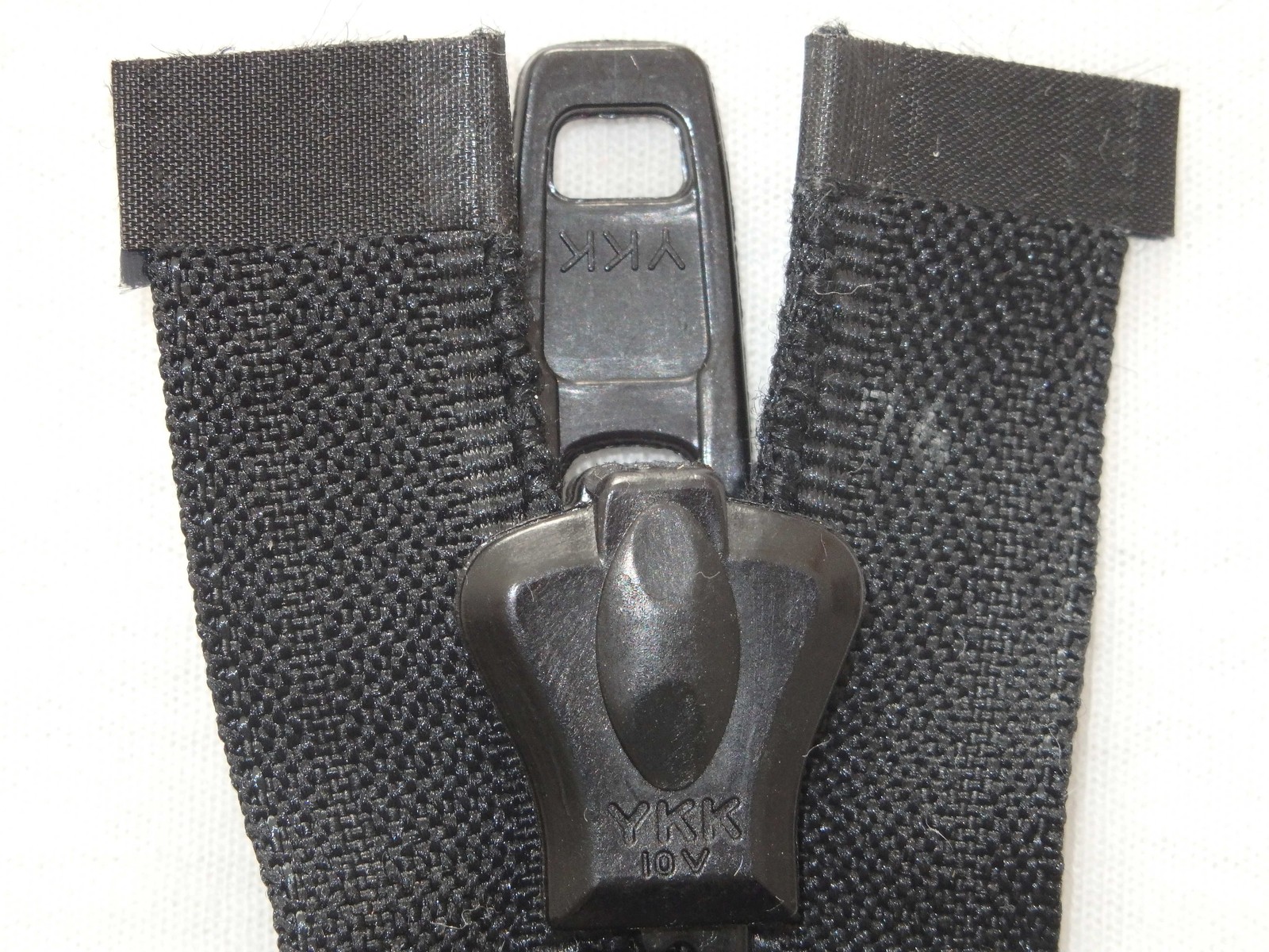 YKK Vislon 10V Reißverschluss nicht Teilbar Schwarz mit Kunststoffschieber 84 cm